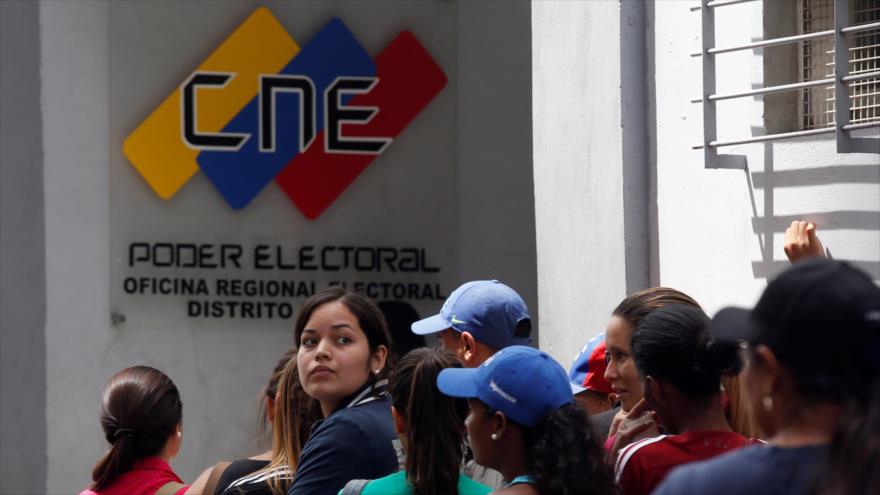 Venezolanos acuden a un centro de validación del Consejo Nacional Electoral (CNE) en Caracas para verificar sus firmas.