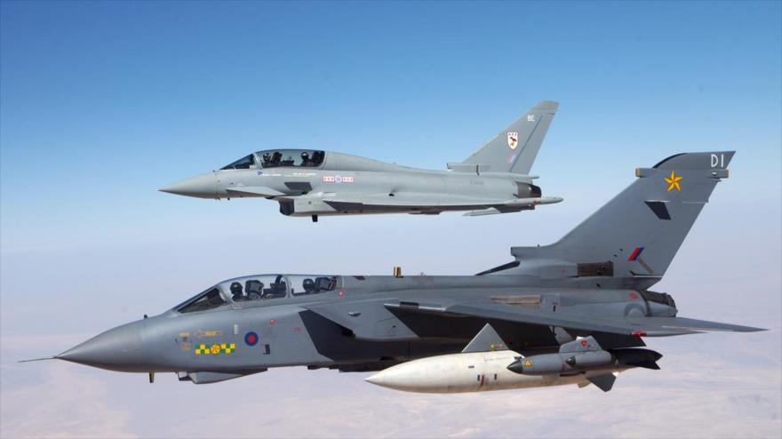Un avión Typhoon vuela junto a otro, Tornado GR4, ambos pertenecientes a la Royal Air Force del Reino Unido.