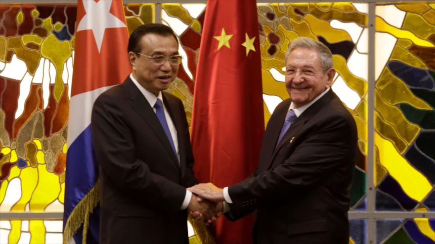 El presidente cubano, Raúl Castro (dcha.) recibe al primer ministro de China, Li Keqiang, en el Palacio de la Revolución, en La Habana, capital de Cuba, 24 de septiembre de 2016.