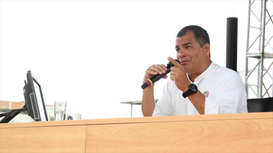 El presidente de Ecuador, Rafael Correa, pronuncia un discurso en un acto semanal de rendición de cuentas desde la localidad de Huaquillas (sur), 24 de septiembre de 2016.