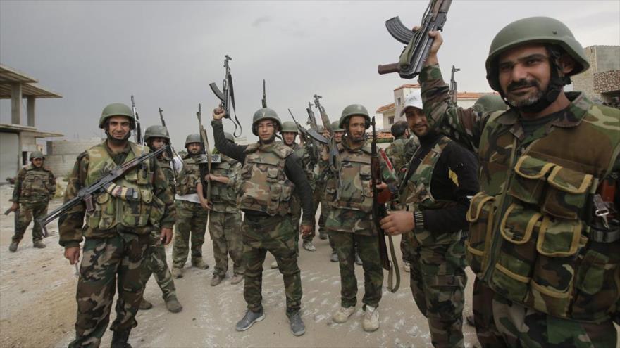 Fuerzas sirias celebran la captura de una zona en Quta Oriental, cerca de Damasco (capital de Siria).