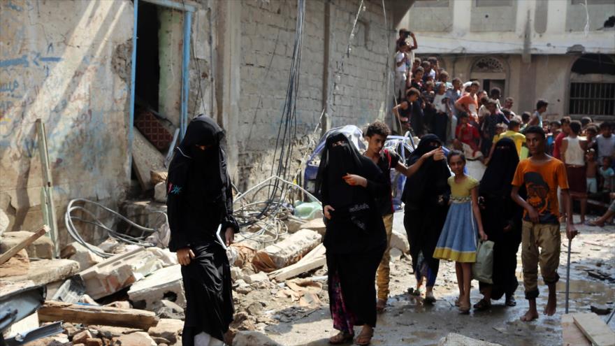 Yemeníes pasan por escombros de los edificios destruidos el día anterior por los ataques aéreos saudíes, 22 de septiembre de 2016.