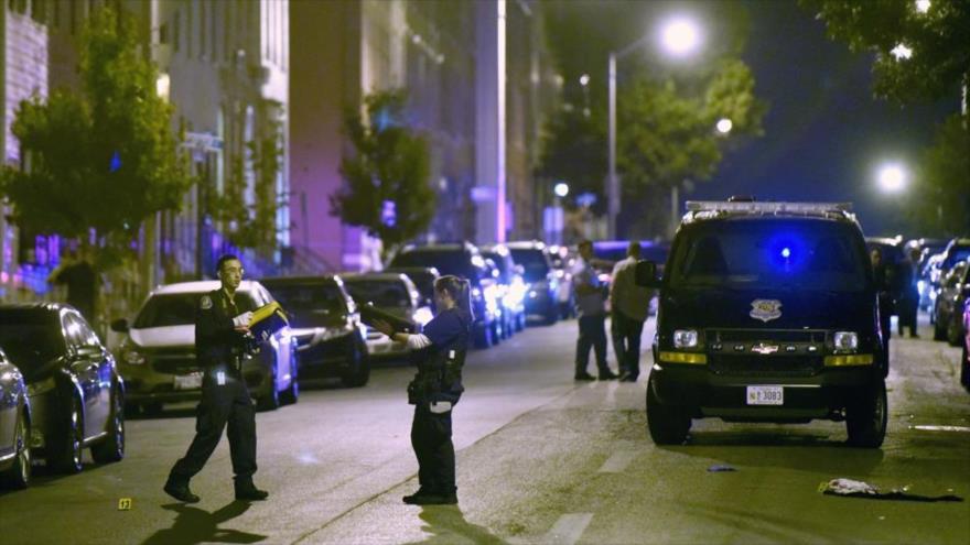 La Policía estadounidense investiga la escena de un crimen.