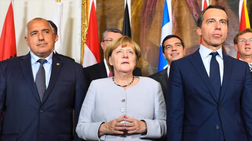 De izda. a dcha., el premier búlgaro Boyko Borissov, la canciller alemana Angela Merkel y el canciller austriaco Christian Kern, tras la reunión en Viena (capital de Austria) sobre la ruta migratoria balcánica, 24 de septiembre de 2016.