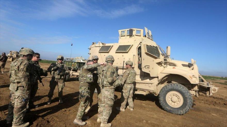 Soldados estadounidenses entrenan a la 72ª Brigada del Ejército iraquí en la base Basmaya, al sur de la capital iraquí, Bagdad.