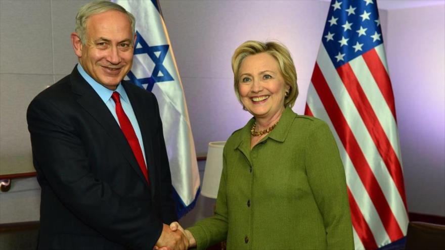 El premier israelí, Benyamin Netanyahu (izqrda.), estrecha la mano a la candidata demócrata a la Casa Blanca, Hillary Clinton, tras una reunión en Nueva York (EE.UU.), 25 de septiembre de 2016.