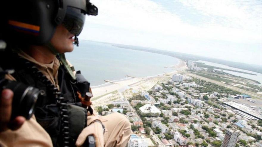 Fuerzas de seguridad colombianas sobrevuelan el espacio aéreo de Cartagena (costa norte de Colombia), donde se firmarán los acuerdos de paz entre el Gobierno colombiano y las FARC, 26 de septiembre de 2016.