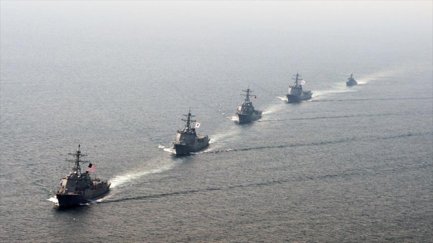 Buques de guerra estadounidenses y surcoreanos participan en un ejercicio naval conjunto.