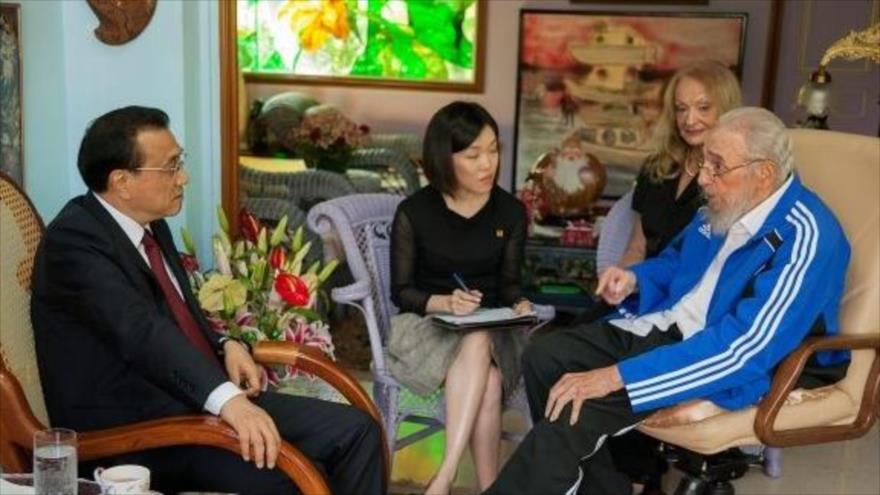 El líder de la Revolución Cubana, Fidel Castro (dcha.), conversa animadamente con el premier chino, Li Keqiang (izda.), La Habana, capital de Cuba, 25 de septiembre de 2016.