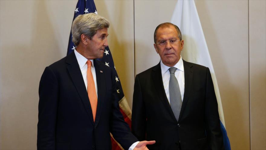 El secretario de Estado estadounidense, John Kerry (izda.) posa junto al ministro de Asuntos Exteriores de Rusia, Serguei Lavrov, momentos previos a una reunión con motivo de la crisis de Siria en Ginebra (Suiza), 9 de septiembre de 2016.