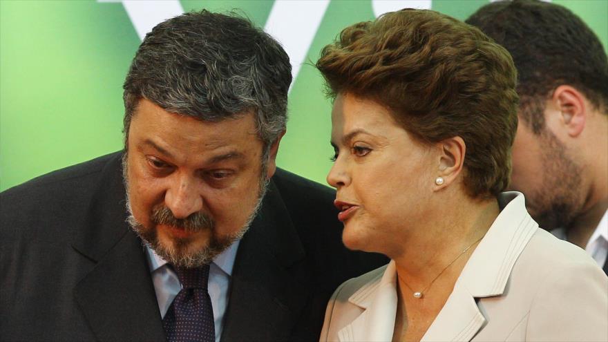 El exministro de Hacienda de Brasil Antonio Palocci habla con la destituida presidenta del país, Dilma Rousseff.