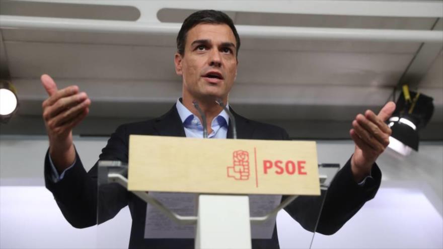 El secretario general del PSOE, Pedro Sánchez, ofrece una rueda de prensa para explicar porqué va a convocar un congreso federal y presentarse a las primarias previas, 26 de septiembre de 2016.