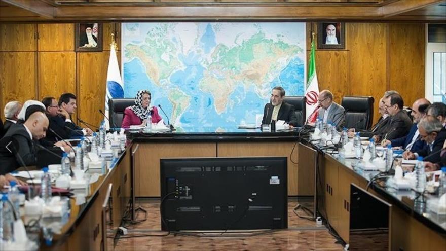 Ali Akbar Velayati (dcha.), director del Centro de Estudios Estratégicos del Consejo de Discernimiento del Sistema de la República Islámica de Irán, recibe a la presidenta del Parlamento de Siria, Hadia Half Abás (izda.), en Teherán, capital de Irán. 26 de septiembre de 2016