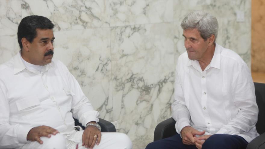 El presidente de Venezuela, Nicolás Maduro (izda.), y el secretario de Estado estadounidense, John Kerry, mantuvieron un breve encuentro en Cartagena, Colombia, 26 de septiembre de 2016.