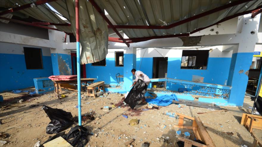 Un hombre yemení limpia el hospital de campaña apoyado por la organización humanitaria internacional Médicos Sin Fronteras (MSF) situado en la ciudad yemení de Abs un día después de haber sido destruido por un ataque aéreo saudí, 16 de agosto de 2016.