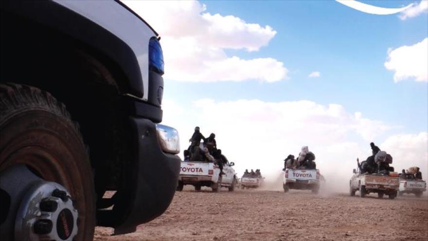 Miembros del grupo terrorista Daesh a bordo de sus vehículos aparecen en un video propagandístico. 