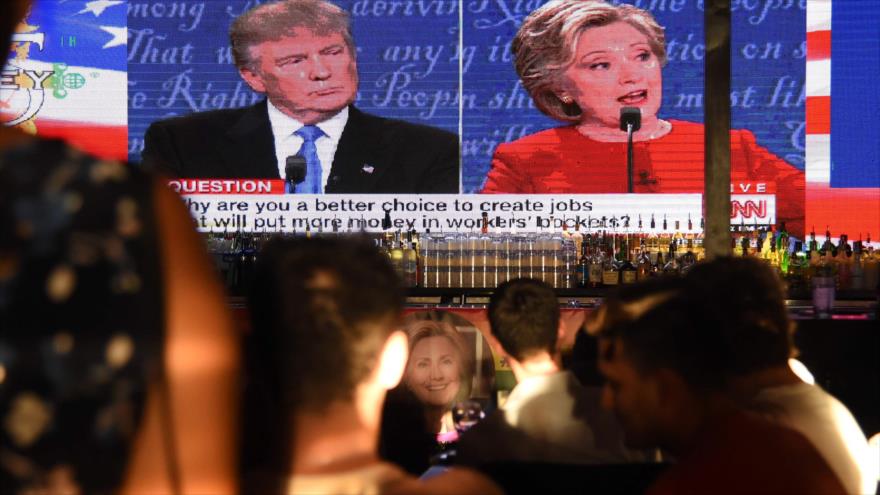 Ciudadanos estadounidenses presencian el debate presidencial entre la candidata demócrata y su contrincante republicano, Hillary Clinton y Donald Trump, respectivamente, 26 de septiembre de 2016.