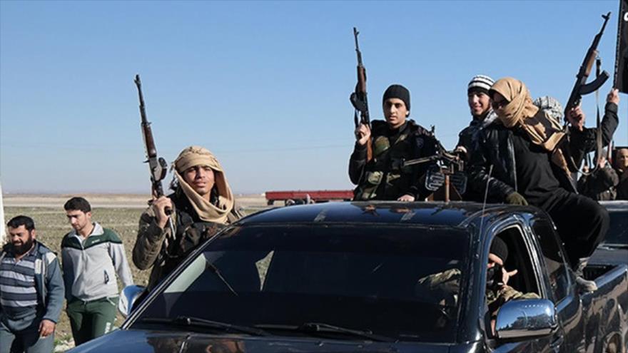 Integrantes del grupo terrorista EIIL (Daesh, en árabe) en la ciudad de Tel Abyad (norte de Siria).
