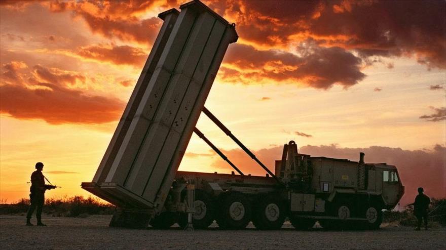 Dos militares montan guardia cerca del Sistema de Defensa Terminal del Área de Gran Altitud (THAAD, por sus siglas en inglés).