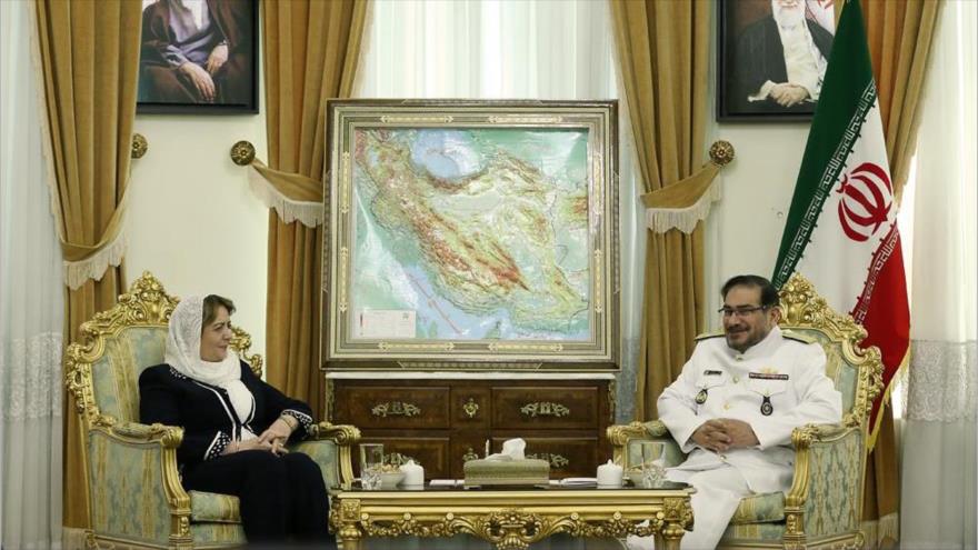 El secretario del Consejo Supremo de Seguridad Nacional de Irán, Ali Shamjani, reunido con la presidenta del Parlamento de Siria, Hadia Jalaf Abás, en Teherán, capital iraní, 27 de septiembre de 2016.