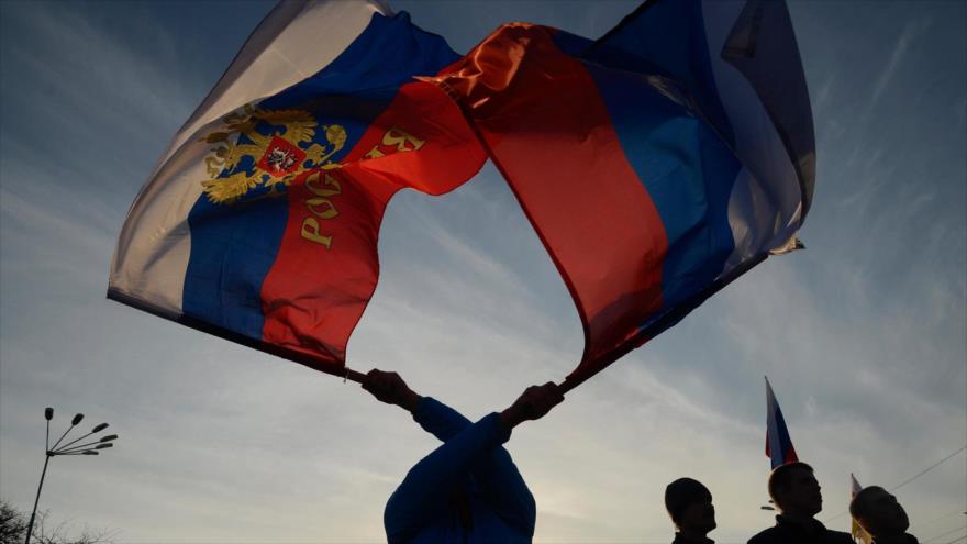 Los residentes de Crimea celebran su reintegración a la Federación Rusa, ondeando las banderas de Rusia.
