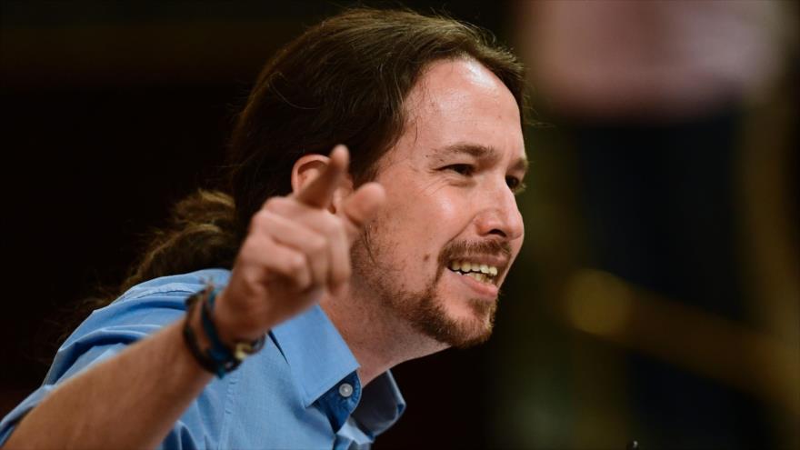 El secretario general de la formación política Podemos, Pablo Iglesias, durante su discurso en el Congreso de España, 31 de agosto de 2016.