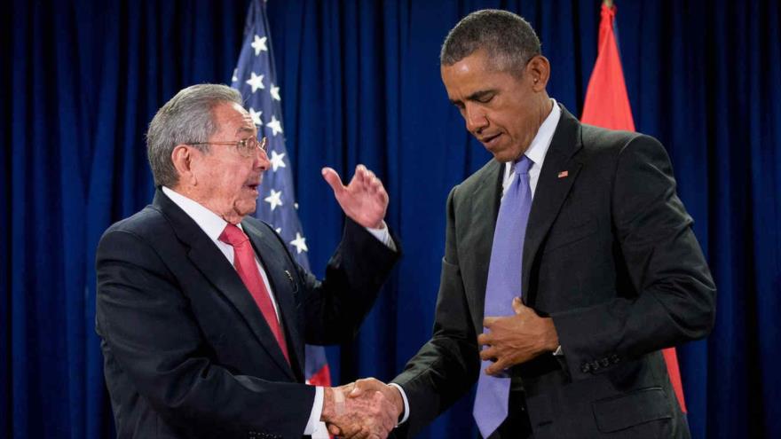 El presidente de Cuba, Raúl Castro (izda.), y su homólogo de EE.UU., Barack Obama, en una reunión en el marco de la 71 Asamblea General de las Naciones Unidas (AGNU), en Nueva York, 29 de septiembre de 2015.