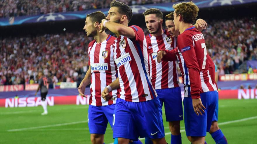 Jugadores del Atlético de Madrid celebran tras anotar un gol en partido contra Bayern Múnich en en el estadio Vicente Calderón (Madrid), 28 de septiembre de 2016.