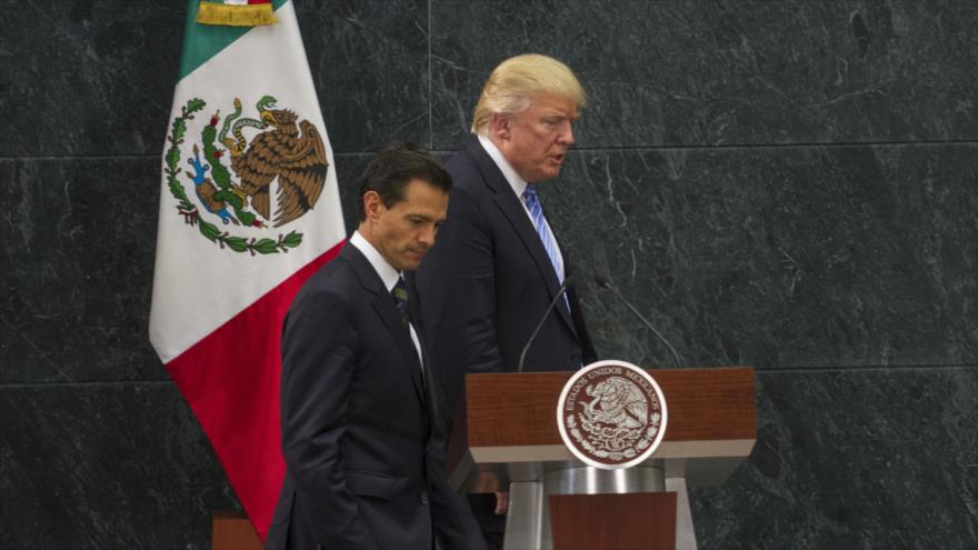 El presidente de México, Enrique Peña Nieto (izda.), y el aspirante republicano a la Casa Blanca, Donald Trump, en una rueda de prensa conjunta tras reunirse en México, 31 de agosto de 2016.