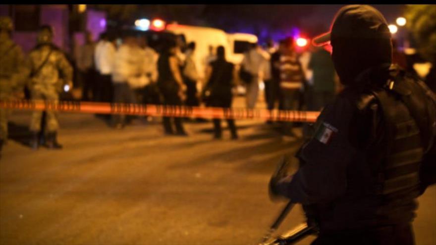 La Policía mexicana vigila una localidad en el estado meridional de Oaxaca, donde fue escenario de un acto delictivo.