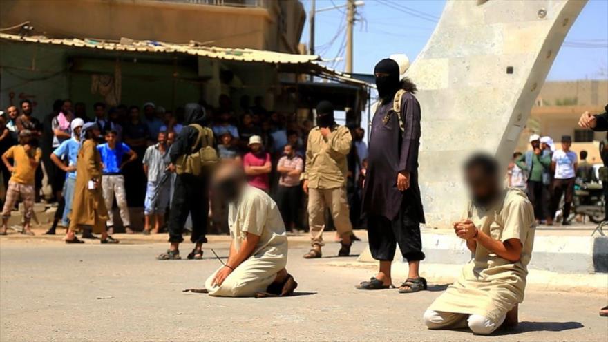 Terroristas de Daesh esperan a ejecutar a dos civiles iraquíes, 12 agosto de 2016.