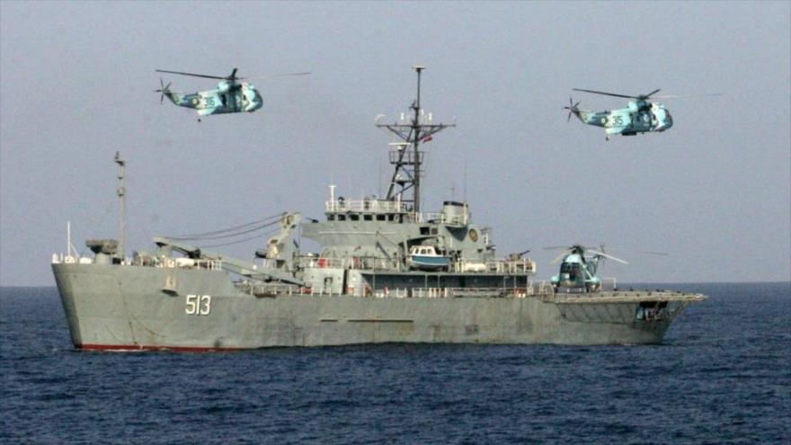 Dos helicópteros del Ejército iraní sobrevuelan una nave militar durante una maniobra en el mar de Omán en Irán, 26 de agosto de 2006.