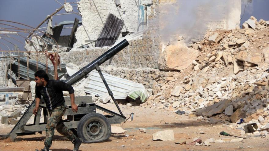 Lanzamiento de una granada de mortero por un integrante de un grupo terrorista en Siria.