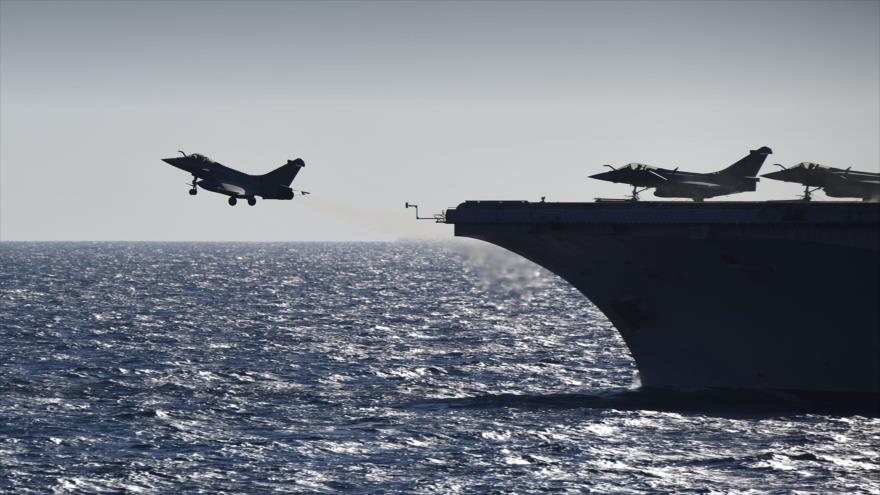 Un avión de combate francés tipo Rafale despega del portaaviones Charles de Gaulle, desplegado en el mar Mediterráneo, 29 de septiembre de 2016.