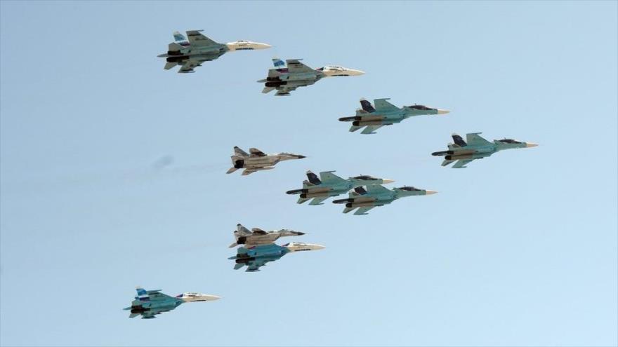 Un escuadrón de aviones de guerra ruso Su-34.