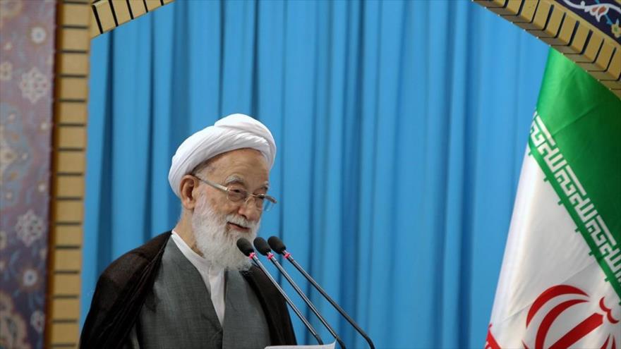 El Imam del rezo del viernes de Teherán, el ayatolá Mohamad Emami Kashani, pronuncia un sermón ante los creyentes. 30 de septiembre de 2016