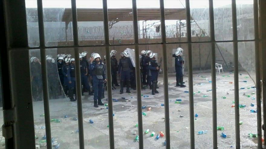 Los agentes de la policía bareiní congregados durante un motín en la cárcel de Jaw en la ciudad de Manama, capital de Baréin, febrero de 2016.