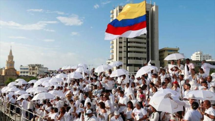 Las familias de las víctimas lanzan una marcha por la calle del departamento Antioquia, en el noroeste del país, el 30 de septiembre de 2016.