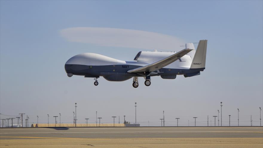 El avión no tripulado (dron) estadounidense Triton completa su primer vuelo en la planta de fabricación de Northrop Grumman en la ciudad de Palmdale, en el estado de California, 22 de mayo de 2013.