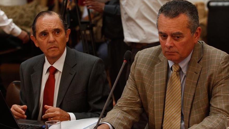 Los generales retirados del Ejército chileno, Antonio Cordero Kehr (dcha.), y Miguel Muñoz Farías, exponieron ante la comisión de Apropiación indebida de fondos derivados de la Ley Reservada del Cobre, 7 de marzo de 2016. 