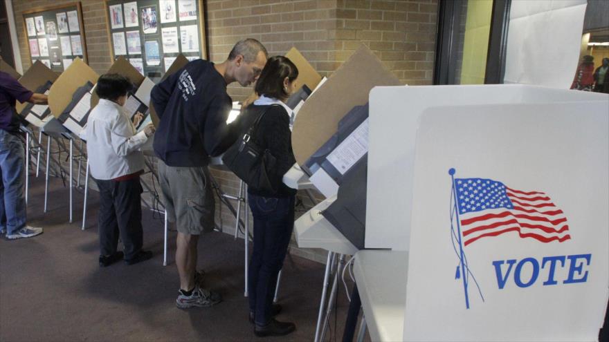 Estadounidenses ejercen su derecho a voto en un colegio electoral.