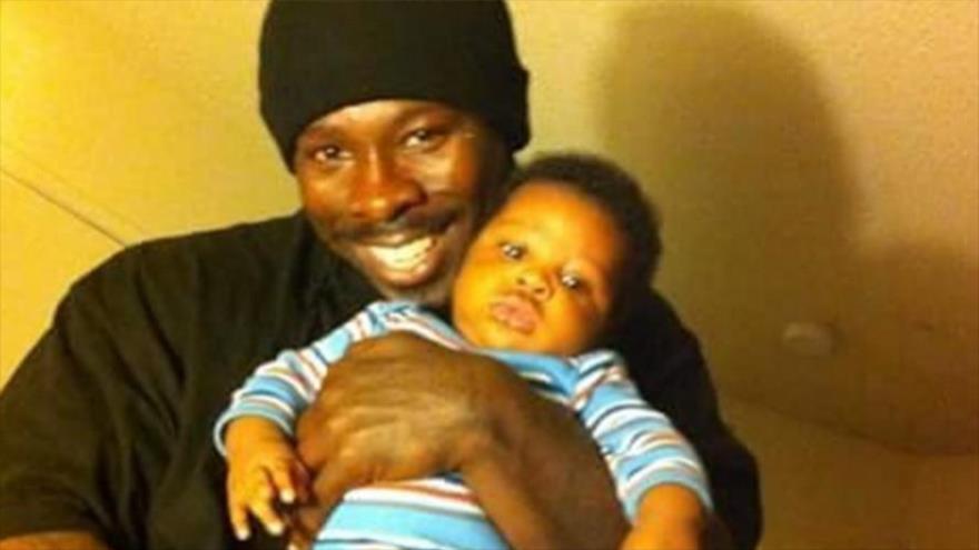 La imagen del archivo muestra a Reginald Thomas y su hijo.
