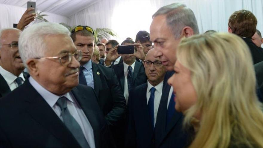 El presidente de la Autoridad Nacional Palestina (ANP), Mahmud Abás, saluda al premier israelí, Benyamin Netanyahu, y su esposa Sara, en el funeral del expresidente israelí, Shimon Peres, 30 de septiembre de 2016.