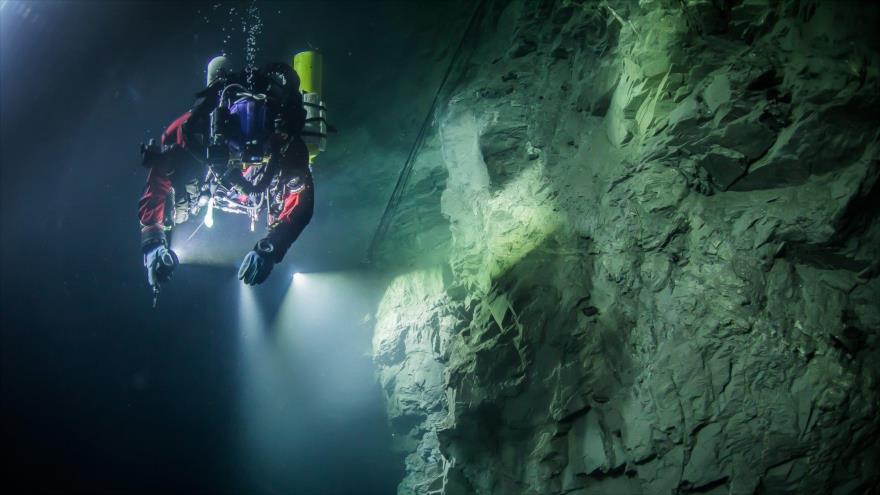 El explorador polaco Krzysztof Starnawski halla la cueva subacuática más profunda del mundo.