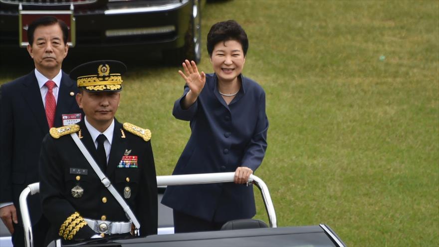 La presidenta de Corea del Sur, Park Geun-hye, saluda a la multitud durante la ceremonia conmemorativa del Día de las Fuerzas Armadas en la sede militar Gyeryongdae en la provincia de Chungcheong del Sur, 1 de octubre de 2016.