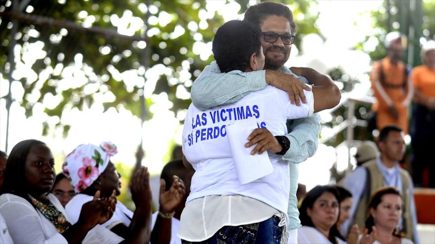 El jefe guerrillero de las FARC, Iván Márquez, se reúne con víctimas de la masacre de La Chinita, 30 de septiembre de 2016.