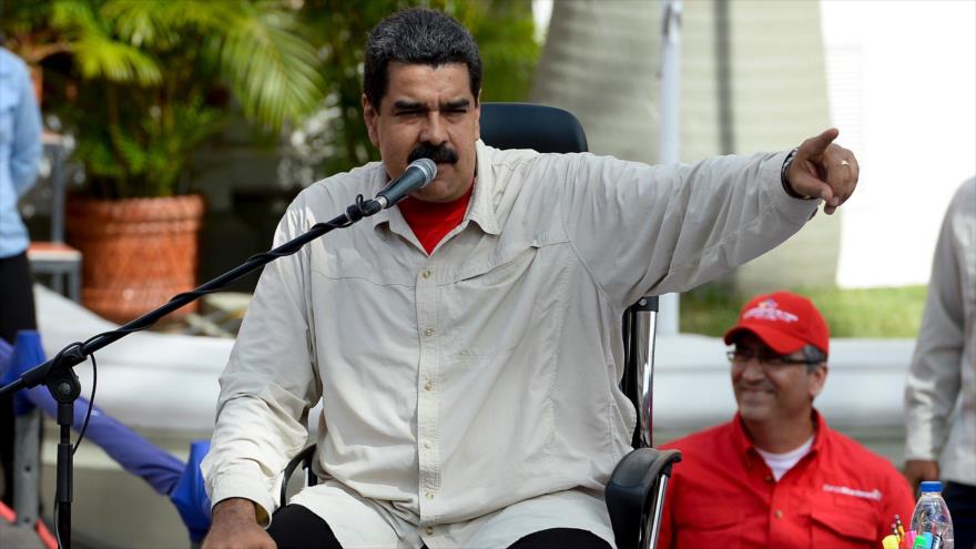 El presidente de Venezuela, Nicolás Maduro, habla en un acto en Caracas, la capital, en homenaje al segundo aniversario del asesinato del diputado oficialista, Robert Serra, 1 de octubre de 2016.