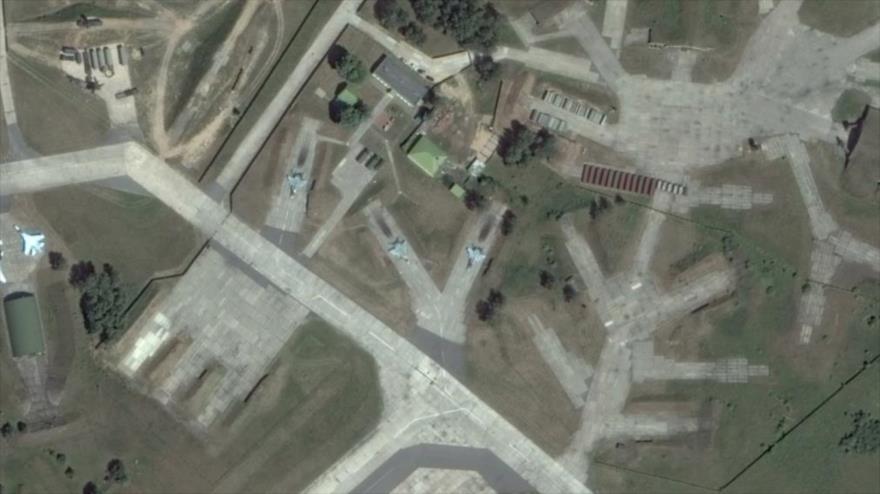 Imagen satelital del junio de 2016 muestra la salida de los aviones de combate rusos SU-27SM de la base aérea Baránovichi (oeste de Bielorrusia).