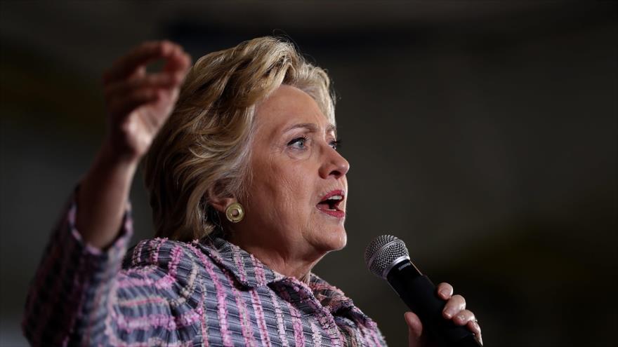 La demócrata a la Casa Blanca, Hillary Clinton, ofrece un discurso en su campaña electoral en Coral Springs, Florida, 30 de septiembre de 2016.