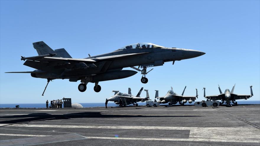 Cazabombardero estadounidenses Boeing F/A-18E/F Super Hornet desplegados en un portaaviones.